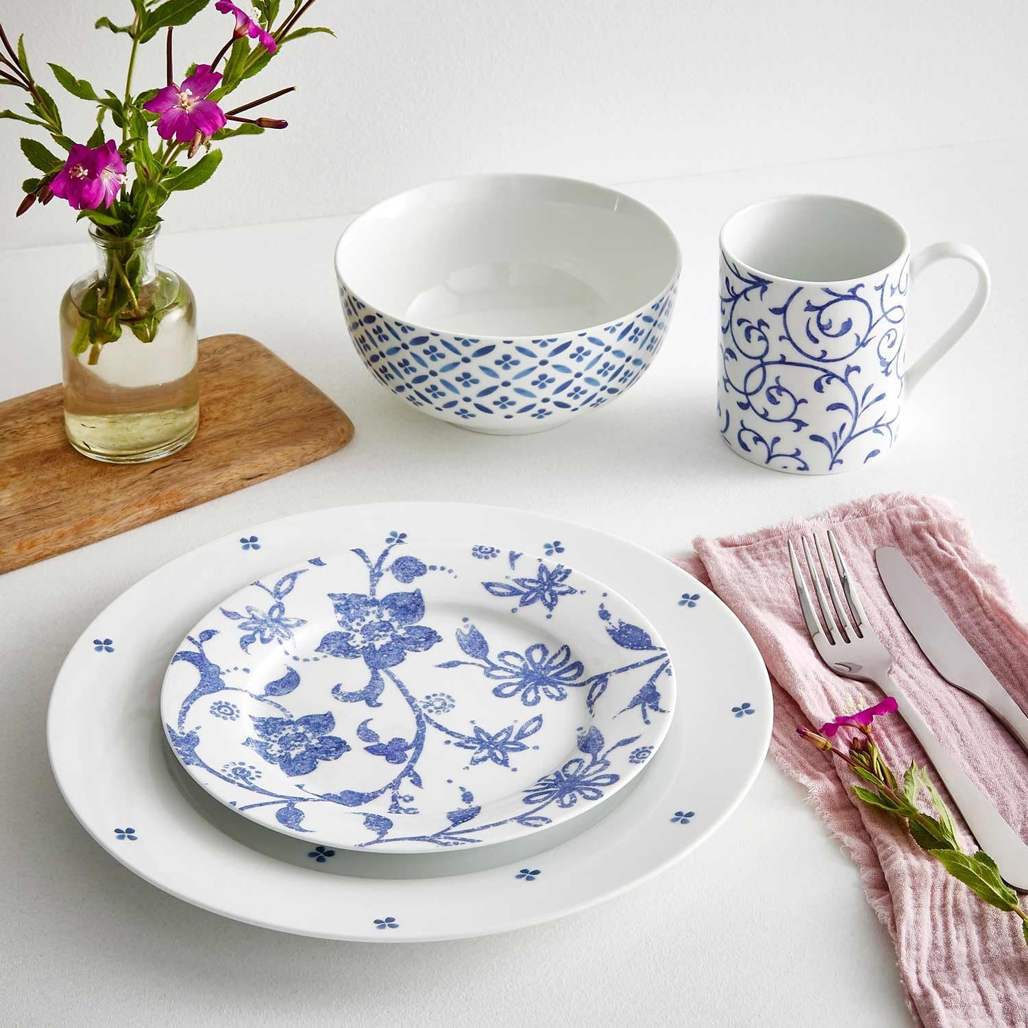 16 Piece Blue and White Porcelain Dinnerware Set Z43452